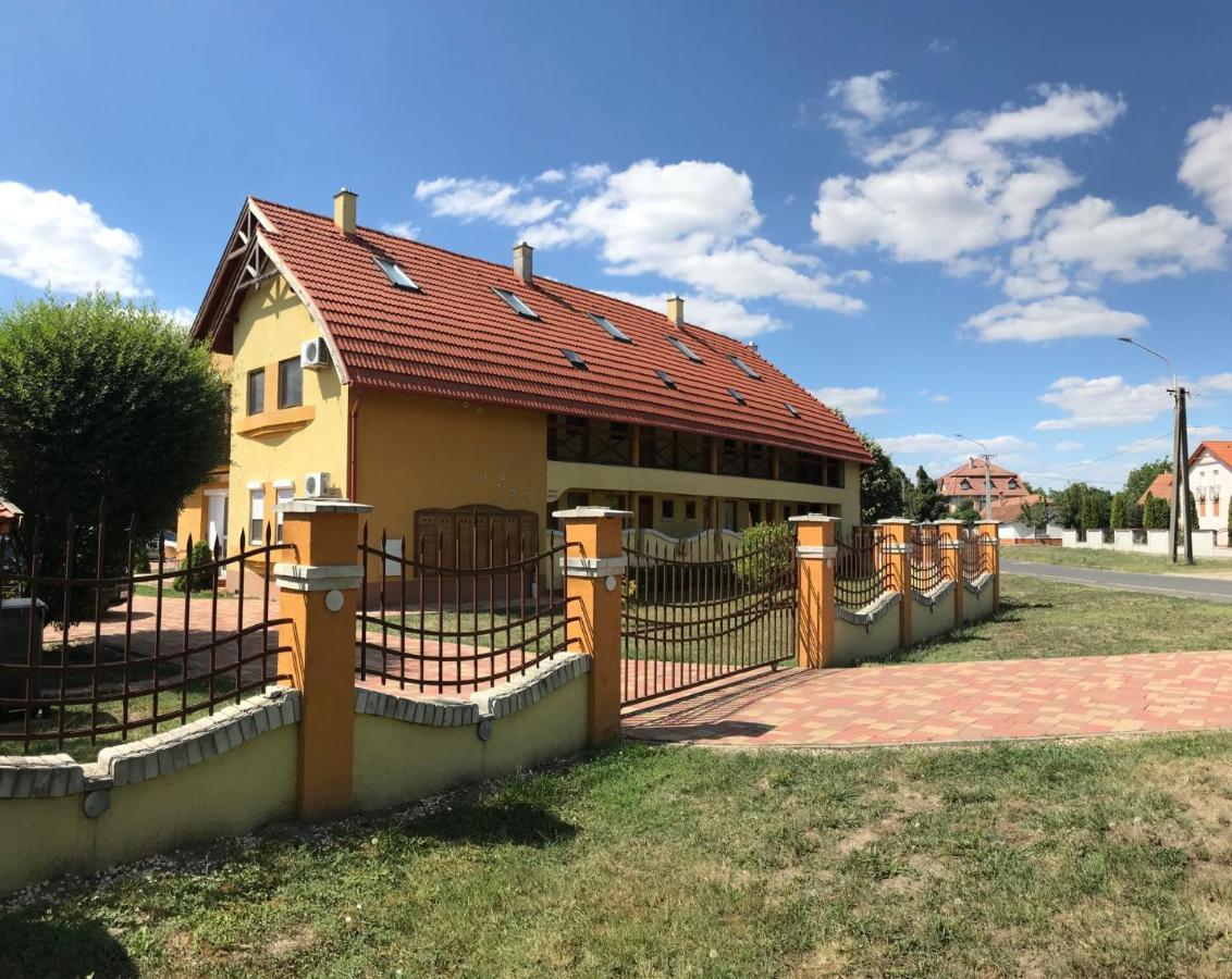 Pitypang Apartman Гюла Екстериор снимка