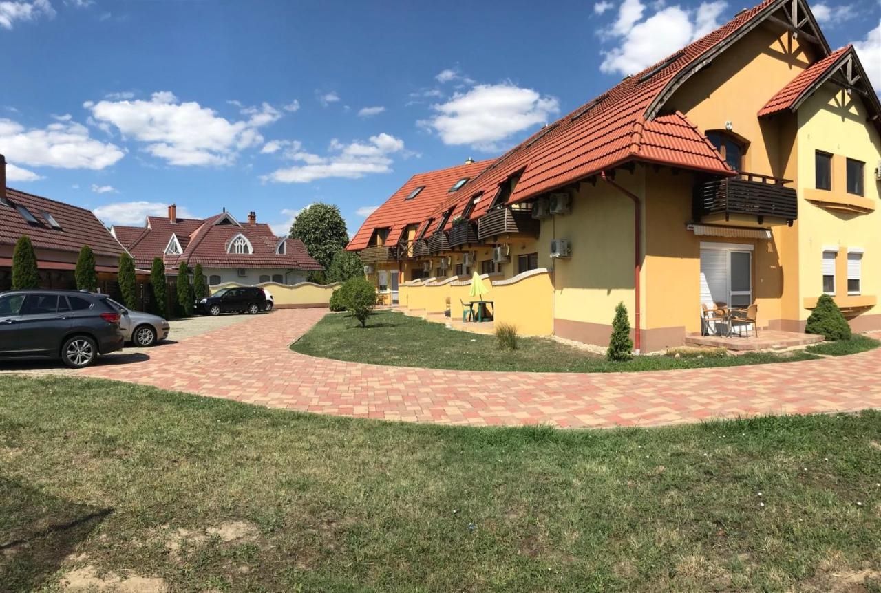 Pitypang Apartman Гюла Екстериор снимка